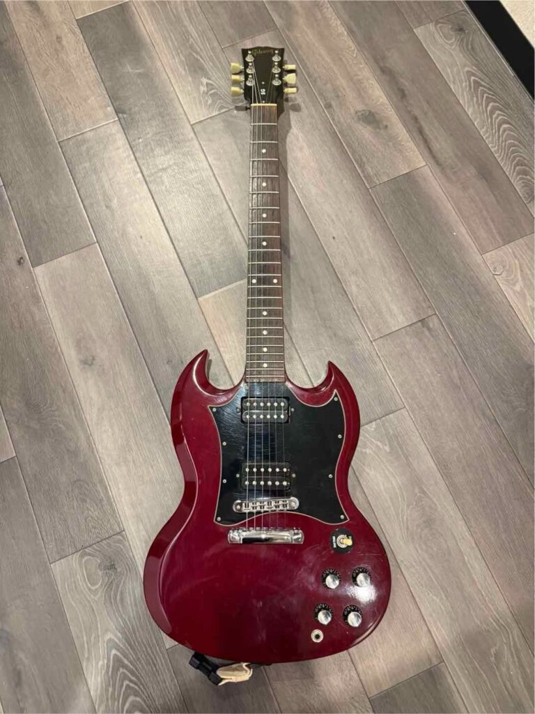 Gibson SG。最高にクールなボディ。